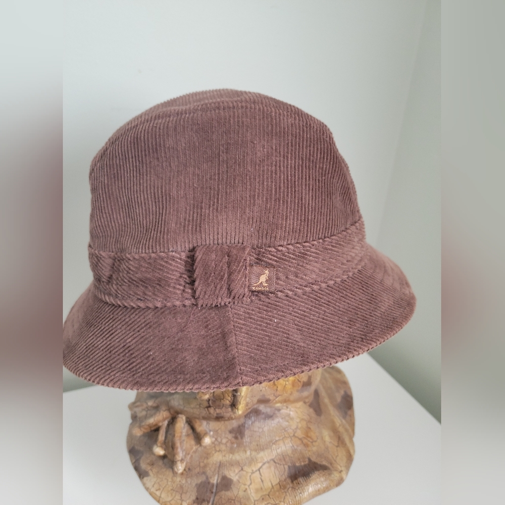 Kangol brown corduroy hat.  Size small.